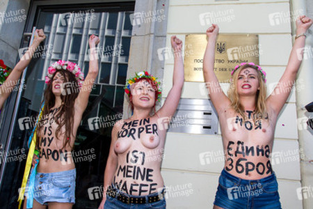 Femen-Aktivistinnen protestieren vor der ukranischen Botschaft, Berlin