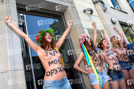 Femen-Aktivistinnen protestieren vor der ukranischen Botschaft, Berlin