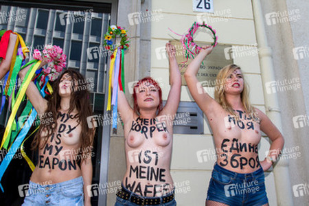 Femen-Aktivistinnen protestieren vor der ukranischen Botschaft, Berlin