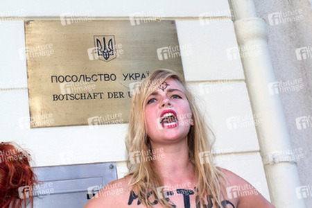 Femen-Aktivistinnen protestieren vor der ukranischen Botschaft, Berlin