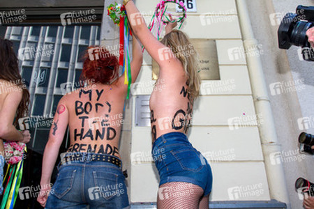 Femen-Aktivistinnen protestieren vor der ukranischen Botschaft, Berlin