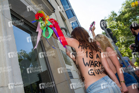 Femen-Aktivistinnen protestieren vor der ukranischen Botschaft, Berlin
