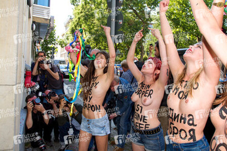 Femen-Aktivistinnen protestieren vor der ukranischen Botschaft, Berlin
