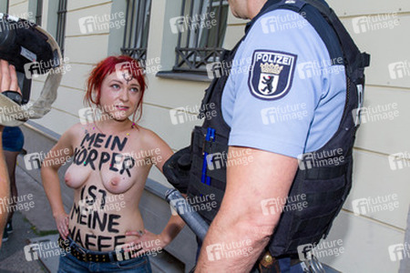 Femen-Aktivistinnen protestieren vor der ukranischen Botschaft, Berlin
