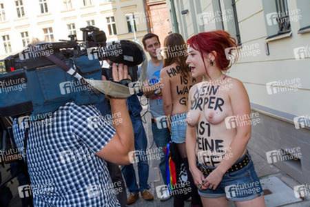 Femen-Aktivistinnen protestieren vor der ukranischen Botschaft, Berlin
