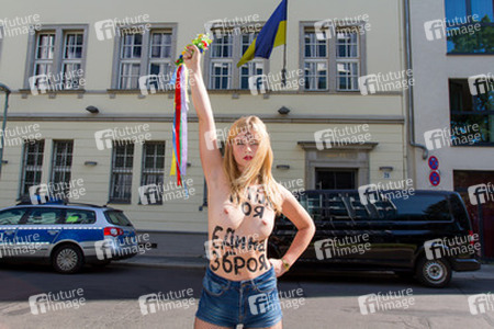 Femen-Aktivistinnen protestieren vor der ukranischen Botschaft, Berlin