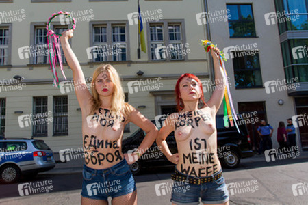 Femen-Aktivistinnen protestieren vor der ukranischen Botschaft, Berlin