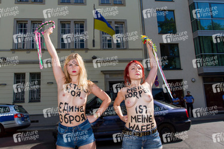 Femen-Aktivistinnen protestieren vor der ukranischen Botschaft, Berlin