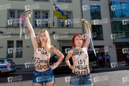 Femen-Aktivistinnen protestieren vor der ukranischen Botschaft, Berlin