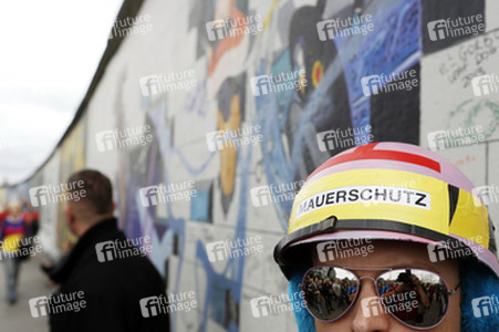 Roger Waters unterstützt den East Side Gallery Protest, Berlin