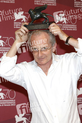 Uberto Pasolini mit dem Orizzonti Award frü die beste Regie bei 'Still Life'