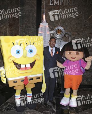 Nick Cannon erleuchtet das Empire State Building, New York