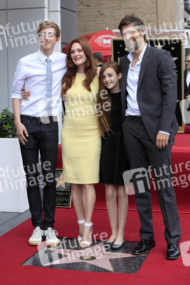 Julianne Moore erhält eijnen Stern auf dem Hollywood Walk Of Fame