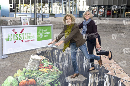Straßen-Aktion mit Michaela May anlässlich der Woche der Welthungerhilfe, Berlin