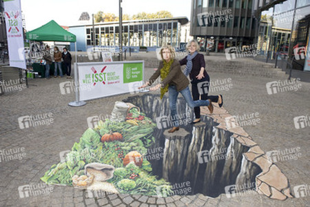 Straßen-Aktion mit Michaela May anlässlich der Woche der Welthungerhilfe, Berlin