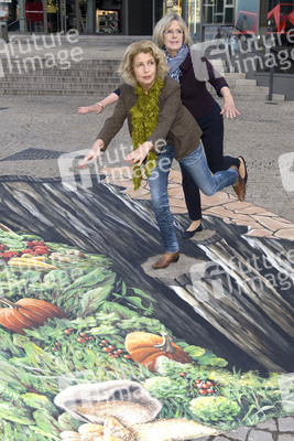 Straßen-Aktion mit Michaela May anlässlich der Woche der Welthungerhilfe, Berlin