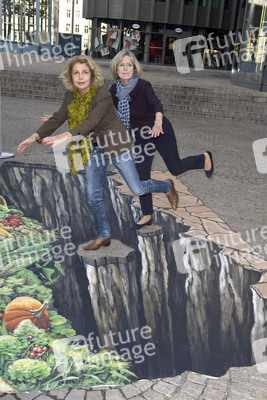 Straßen-Aktion mit Michaela May anlässlich der Woche der Welthungerhilfe, Berlin