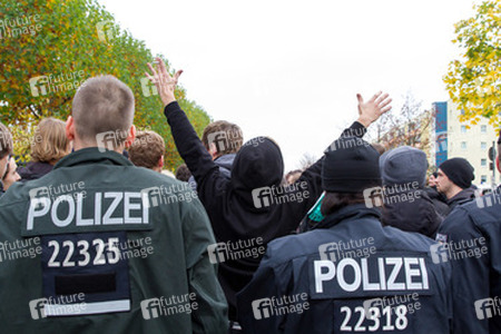 Sitzblockade gegen die Demonstration rechter Gruppen in Marzahn-Hellersdorf, Berlin