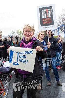 Sitzblockade gegen die Demonstration rechter Gruppen in Marzahn-Hellersdorf, Berlin