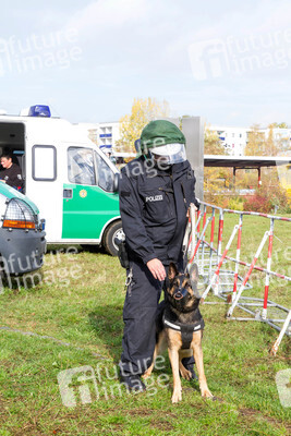 Sitzblockade gegen die Demonstration rechter Gruppen in Marzahn-Hellersdorf, Berlin