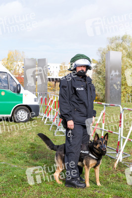 Sitzblockade gegen die Demonstration rechter Gruppen in Marzahn-Hellersdorf, Berlin