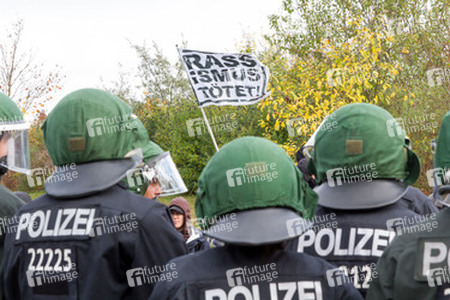 Sitzblockade gegen die Demonstration rechter Gruppen in Marzahn-Hellersdorf, Berlin