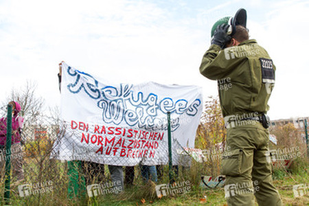 Sitzblockade gegen die Demonstration rechter Gruppen in Marzahn-Hellersdorf, Berlin