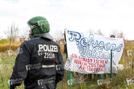 Sitzblockade gegen die Demonstration rechter Gruppen in Marzahn-Hellersdorf, Berlin