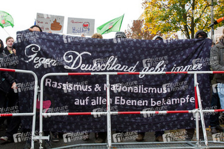 Sitzblockade gegen die Demonstration rechter Gruppen in Marzahn-Hellersdorf, Berlin