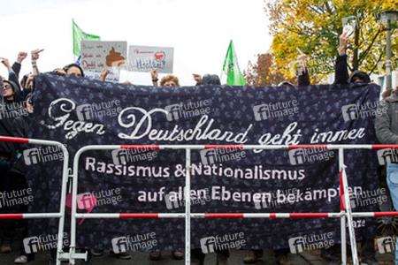 Sitzblockade gegen die Demonstration rechter Gruppen in Marzahn-Hellersdorf, Berlin