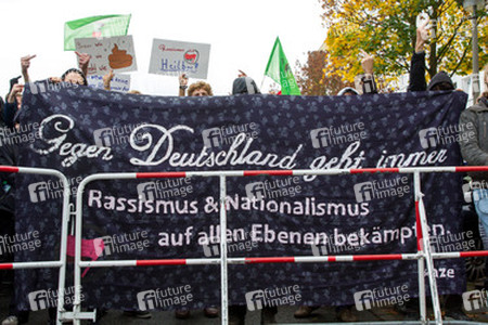 Sitzblockade gegen die Demonstration rechter Gruppen in Marzahn-Hellersdorf, Berlin