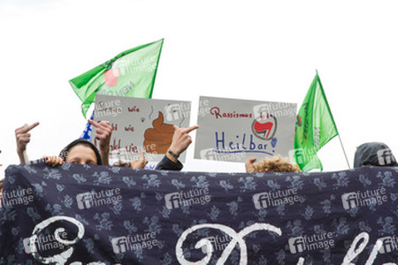 Sitzblockade gegen die Demonstration rechter Gruppen in Marzahn-Hellersdorf, Berlin