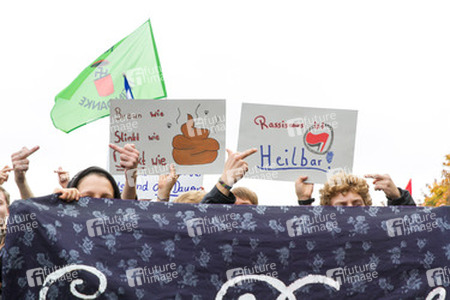 Sitzblockade gegen die Demonstration rechter Gruppen in Marzahn-Hellersdorf, Berlin