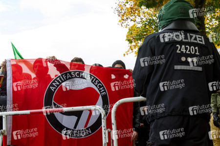 Sitzblockade gegen die Demonstration rechter Gruppen in Marzahn-Hellersdorf, Berlin