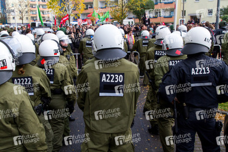 Sitzblockade gegen die Demonstration rechter Gruppen in Marzahn-Hellersdorf, Berlin