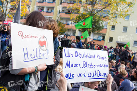 Sitzblockade gegen die Demonstration rechter Gruppen in Marzahn-Hellersdorf, Berlin