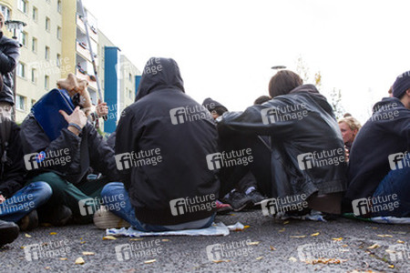 Sitzblockade gegen die Demonstration rechter Gruppen in Marzahn-Hellersdorf, Berlin