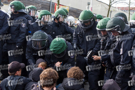 Sitzblockade gegen die Demonstration rechter Gruppen in Marzahn-Hellersdorf, Berlin