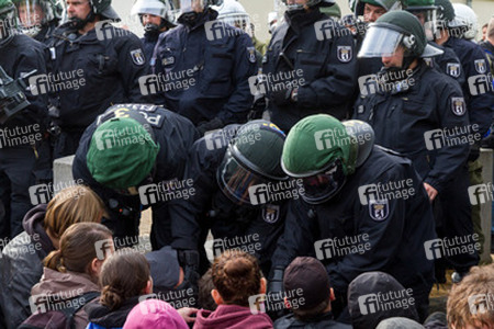 Sitzblockade gegen die Demonstration rechter Gruppen in Marzahn-Hellersdorf, Berlin