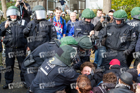 Sitzblockade gegen die Demonstration rechter Gruppen in Marzahn-Hellersdorf, Berlin