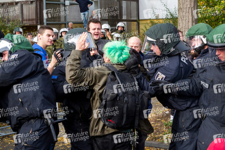 Sitzblockade gegen die Demonstration rechter Gruppen in Marzahn-Hellersdorf, Berlin