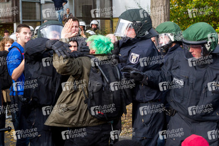 Sitzblockade gegen die Demonstration rechter Gruppen in Marzahn-Hellersdorf, Berlin