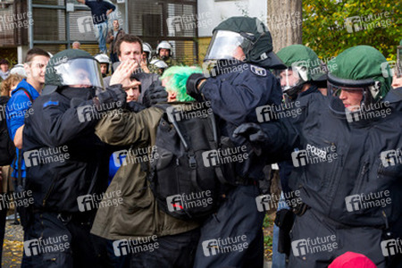 Sitzblockade gegen die Demonstration rechter Gruppen in Marzahn-Hellersdorf, Berlin
