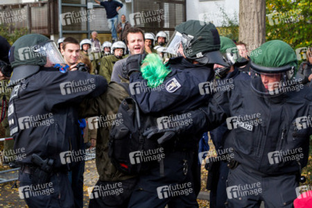 Sitzblockade gegen die Demonstration rechter Gruppen in Marzahn-Hellersdorf, Berlin