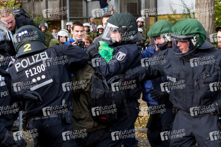 Sitzblockade gegen die Demonstration rechter Gruppen in Marzahn-Hellersdorf, Berlin
