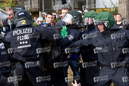 Sitzblockade gegen die Demonstration rechter Gruppen in Marzahn-Hellersdorf, Berlin