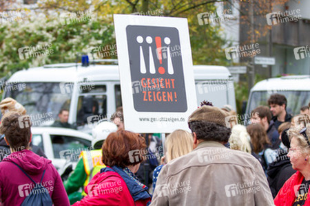 Sitzblockade gegen die Demonstration rechter Gruppen in Marzahn-Hellersdorf, Berlin