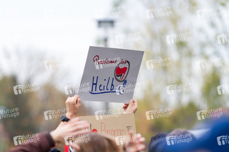 Sitzblockade gegen die Demonstration rechter Gruppen in Marzahn-Hellersdorf, Berlin