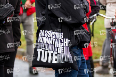 Sitzblockade gegen die Demonstration rechter Gruppen in Marzahn-Hellersdorf, Berlin