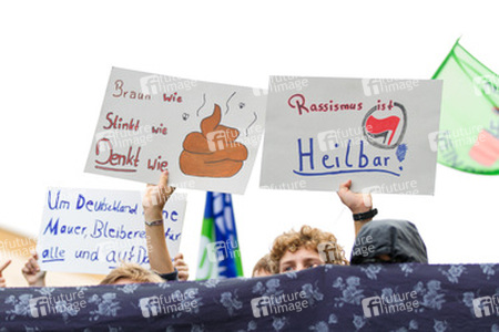 Sitzblockade gegen die Demonstration rechter Gruppen in Marzahn-Hellersdorf, Berlin